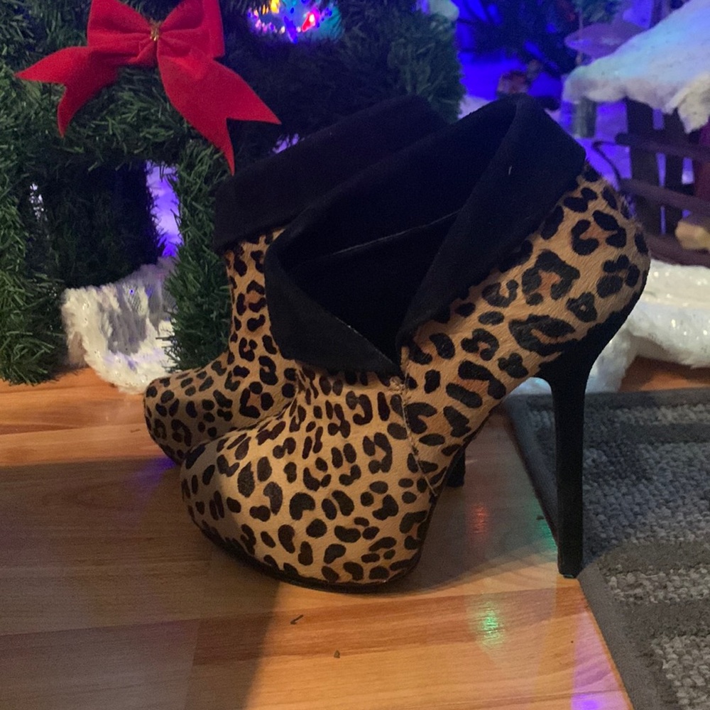 Rock & Republic booties. Suede and animal print size 6. Beautiful boots.
